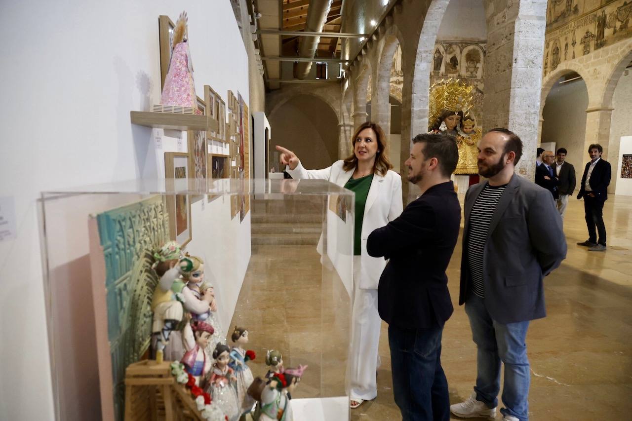 Fotos de la exposición que muestra el antes y después de la restauración del cadafal de la Virgen para la Ofrenda