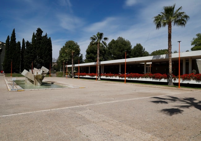 Zona de acceso al complejo educativo, con la escultura llamada el dragón antecediendo a los edificios administrativos.