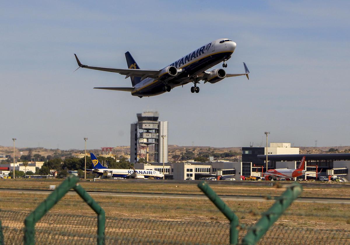 Un avión despega en el aeropuerto de Alicante en una imagen de archivo.