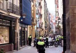 La Policía Local acordona la zona del accidente, en la calle Tendería.