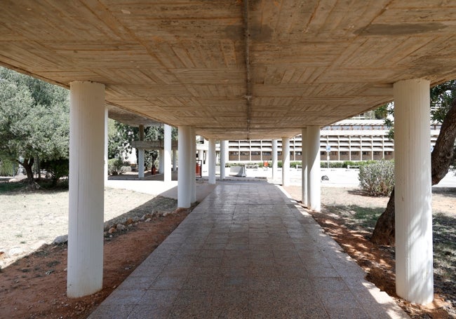 Galerías que conectan los edificios a través de una secuencia de soportales la parte central del campus.