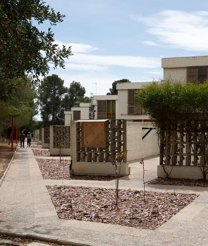 Imagen secundaria 2 - De arriba a hacia abajo, las torres donde se ubican las residencias para alumnos, pistas polideportivas y los chalés, hoy sin uso, que se reservaban para los altos directivos del campus.