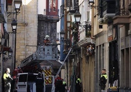 A la derecha, el edificio que se ha desplomado.