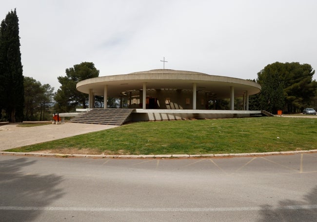 Oratorio del campus, cuyo sótano se dota de viviendas para los sacerdotes.