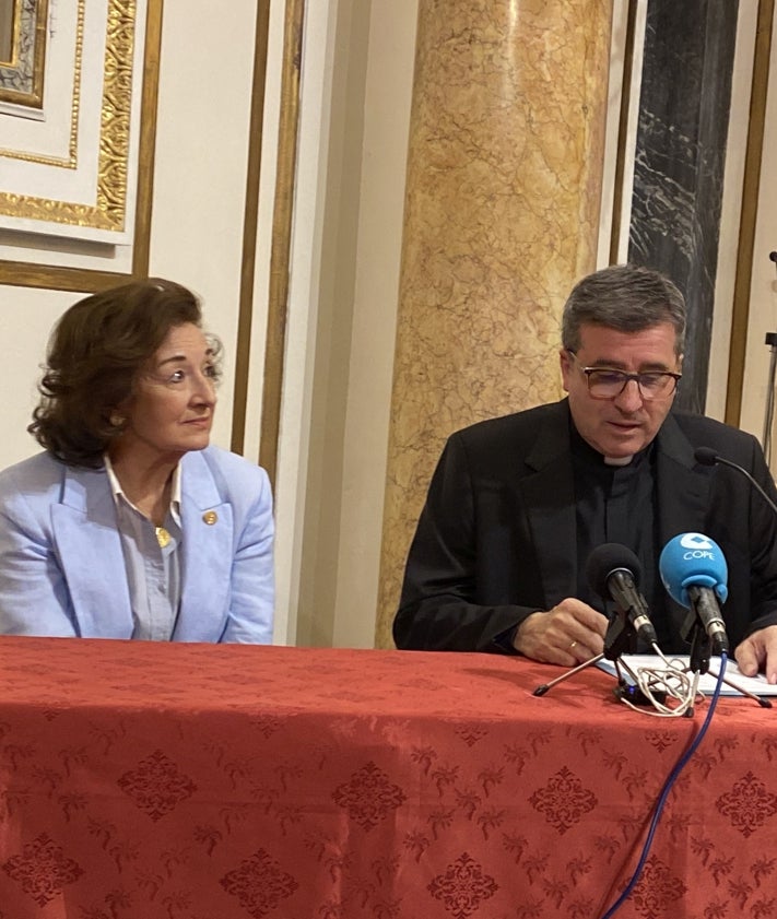 Imagen secundaria 2 - Detalles del manto y el rector de la Basílica, Melchor Seguí, junto a la camarera de la Virgen, María Dolores Alfonso.