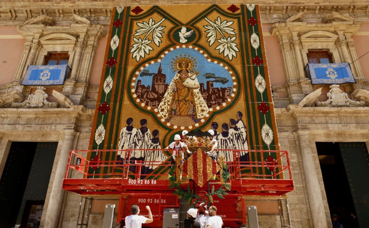 Fotos del montaje del tapiz de la Virgen de los Desamparados