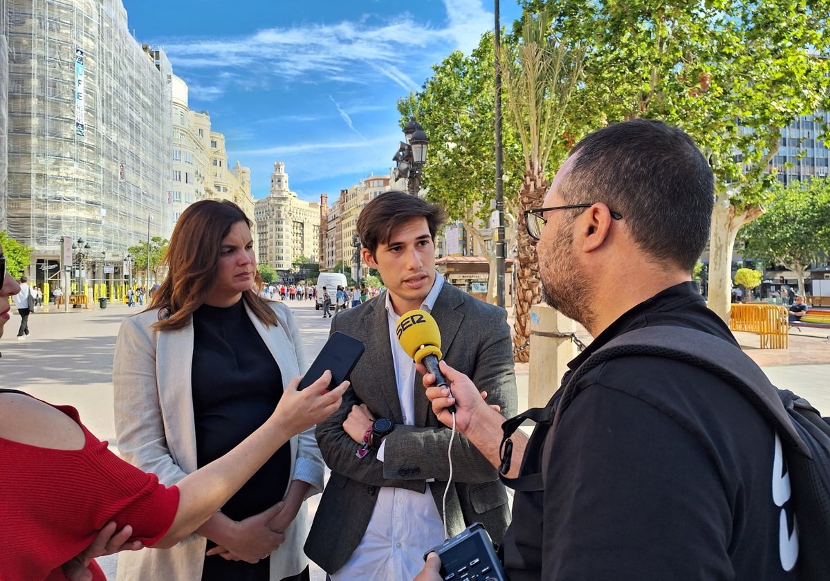 Borja Sanjuán, en el centro, junto a Sandra Gómez.