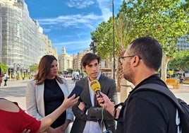 Borja Sanjuán, en el centro, junto a Sandra Gómez.