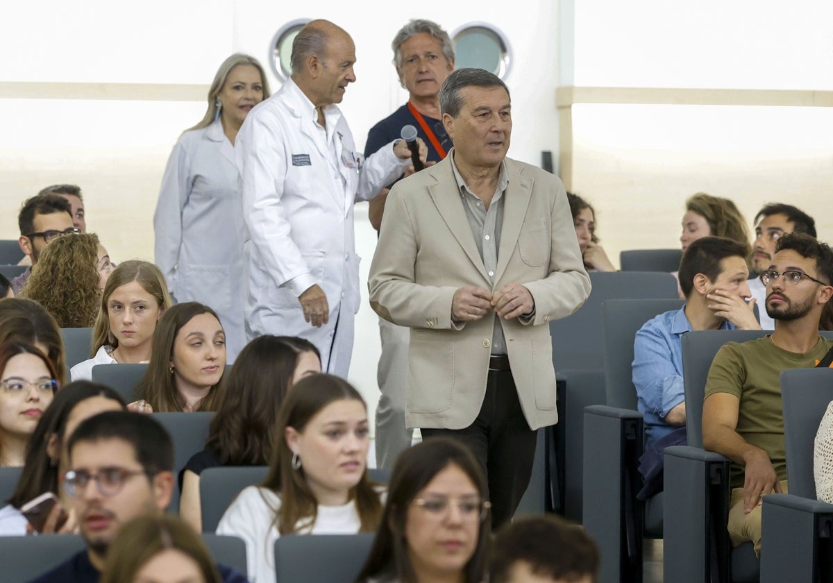 El conseller, en el acto de presentación de los MIR en el hospital Doctor Peset.