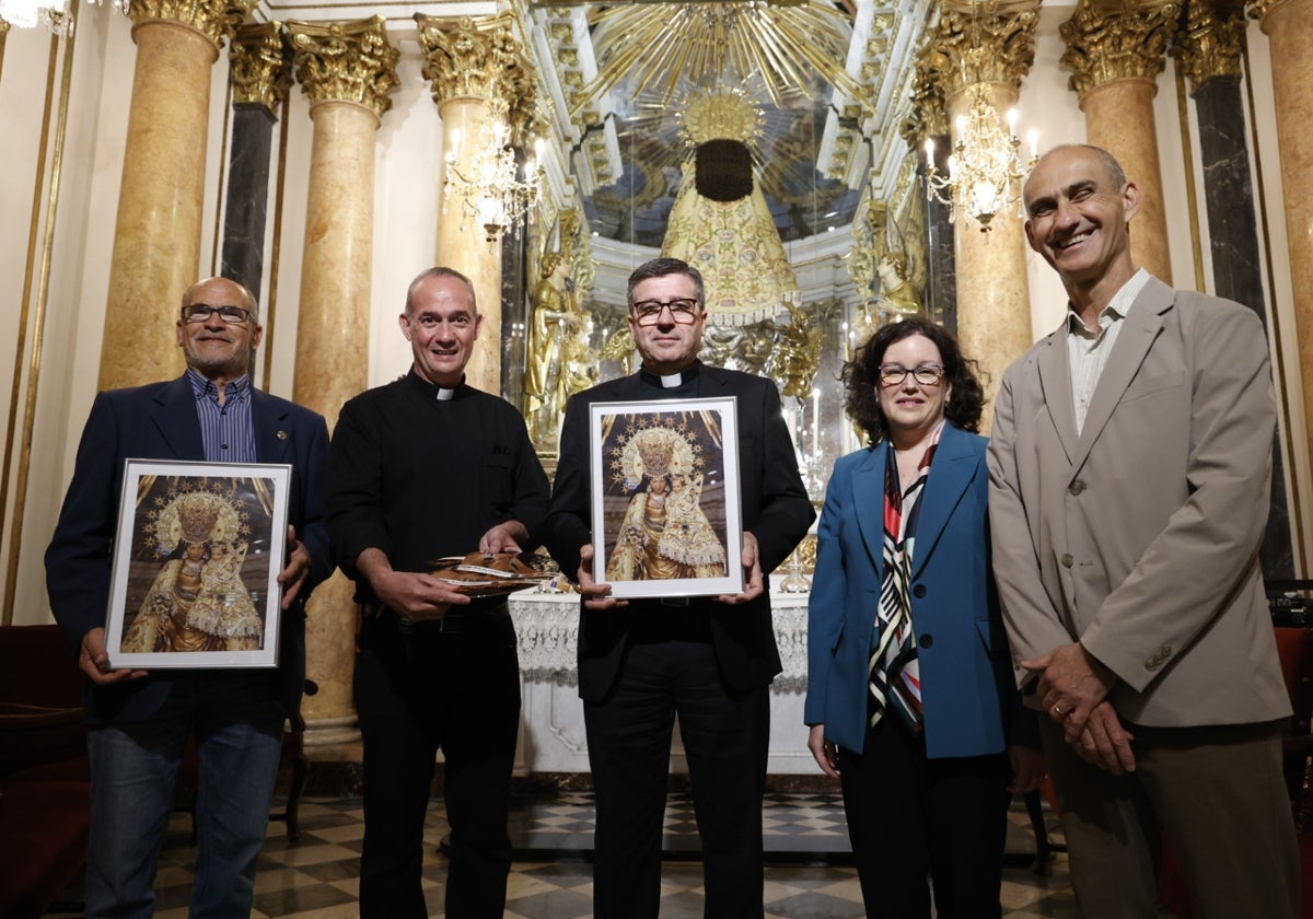 José Luis Albiach, Álvaro Almenar, Melchor Seguí, Isabel Domingo y Jesús Trelis, en el camarín de la Basílica.