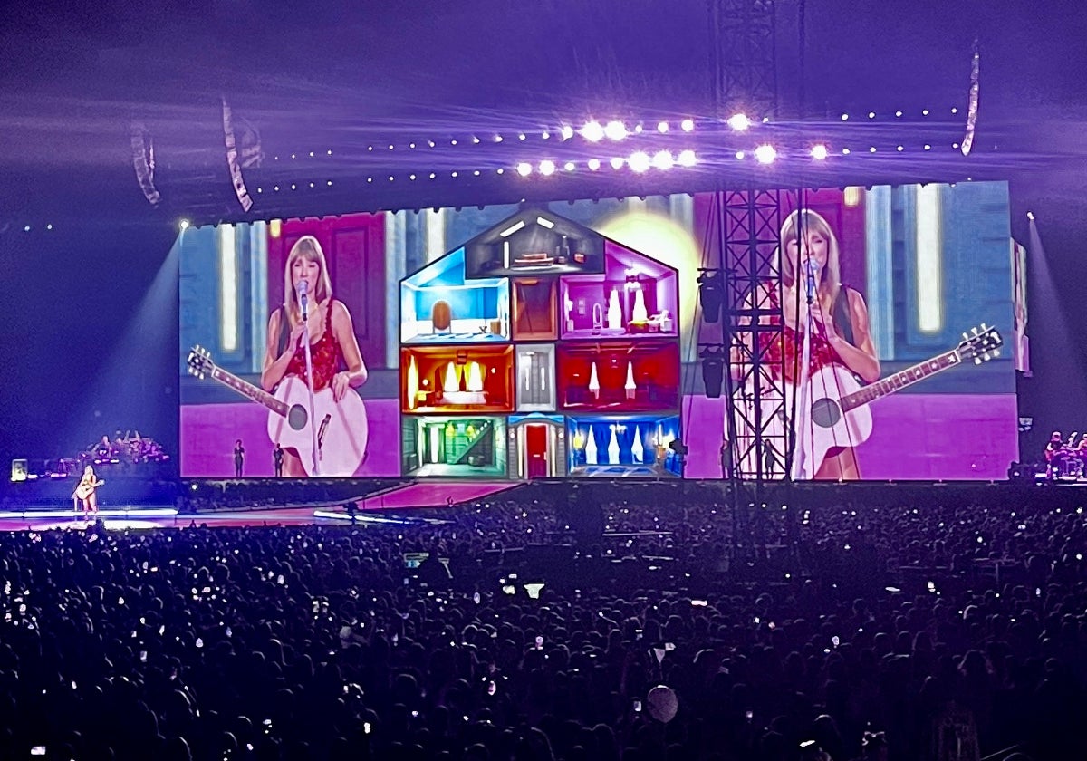 Un momento del The Eras Tour en París, este jueves.