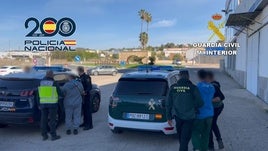 Los dos detenidos por los agentes de la Guardia Civil y la Policía Nacional.