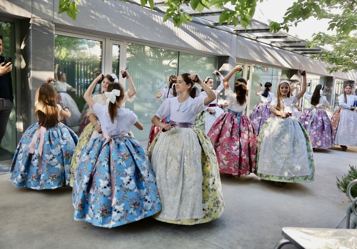 Ensayo de Marina García (FMIV 2024) y su corte, para preparar la dansà a la Mare de Déu.