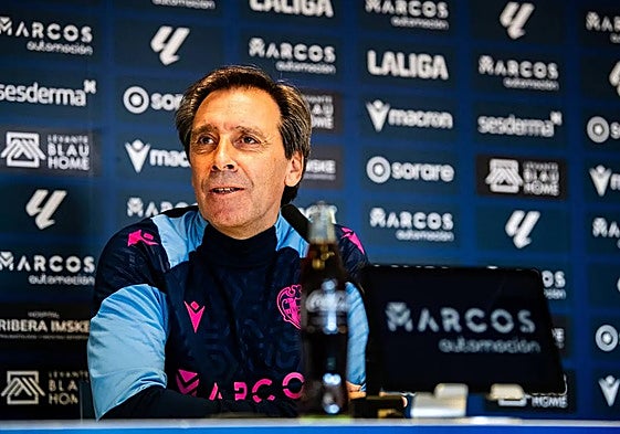 Felipe Miñambres, en una rueda de prensa.