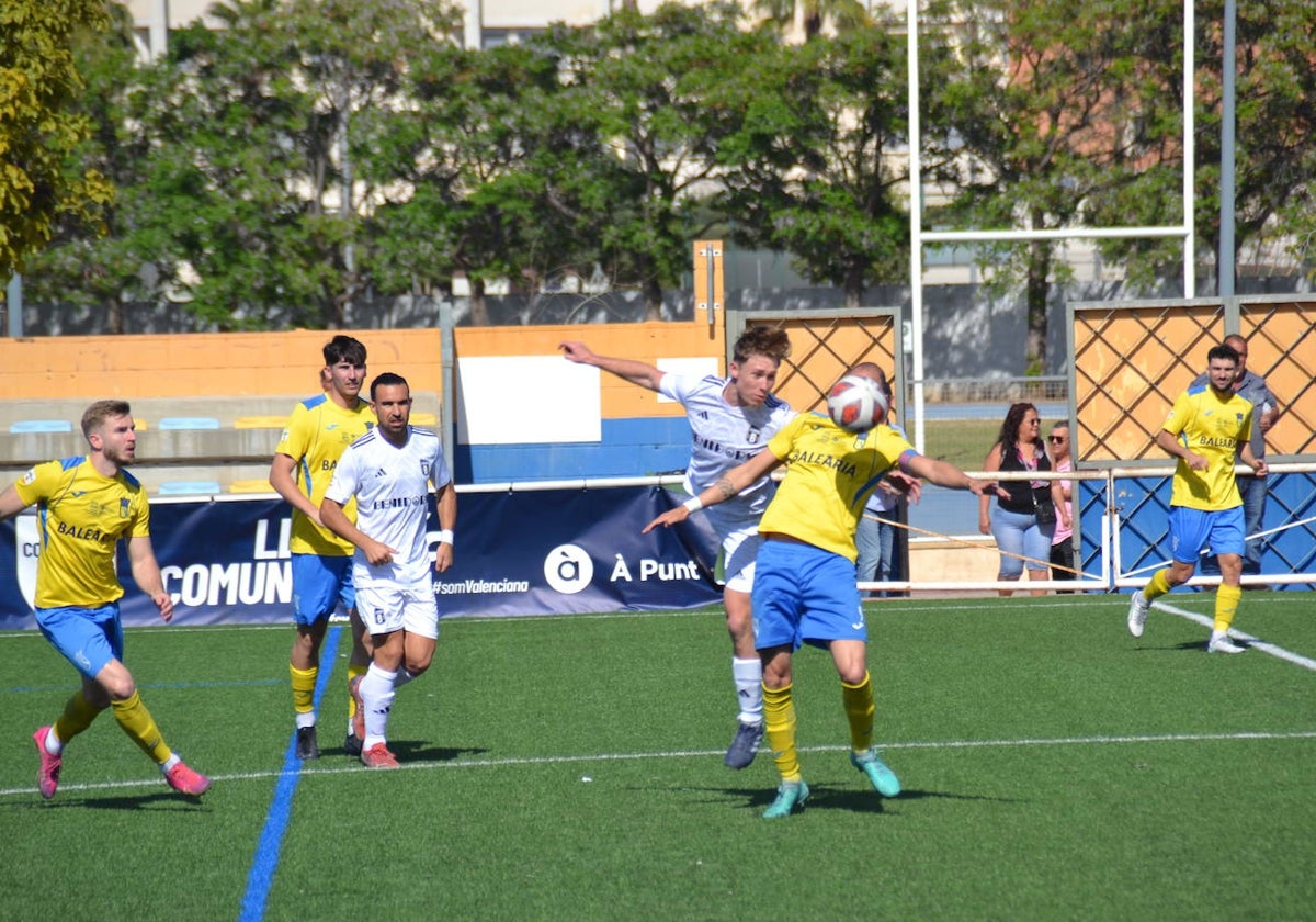 Jugadores del CD Dénia durante el choque ante el CF Benidorm.