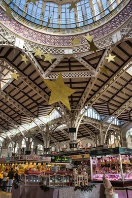 Decoración navideña, en el Mercado Central.