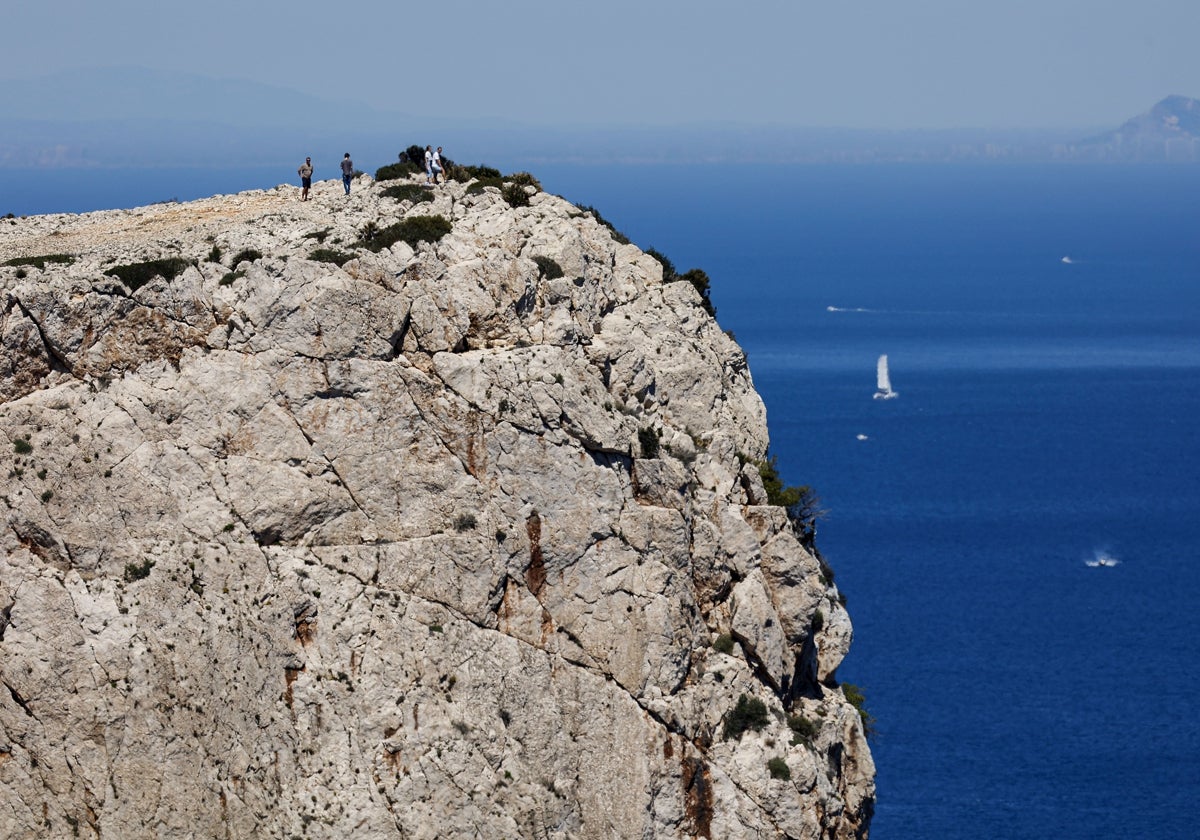 Las vistas desde los acantilados del Cap de Sant Antoni son espectaculares e incluso se llega a divisar Ibiza.