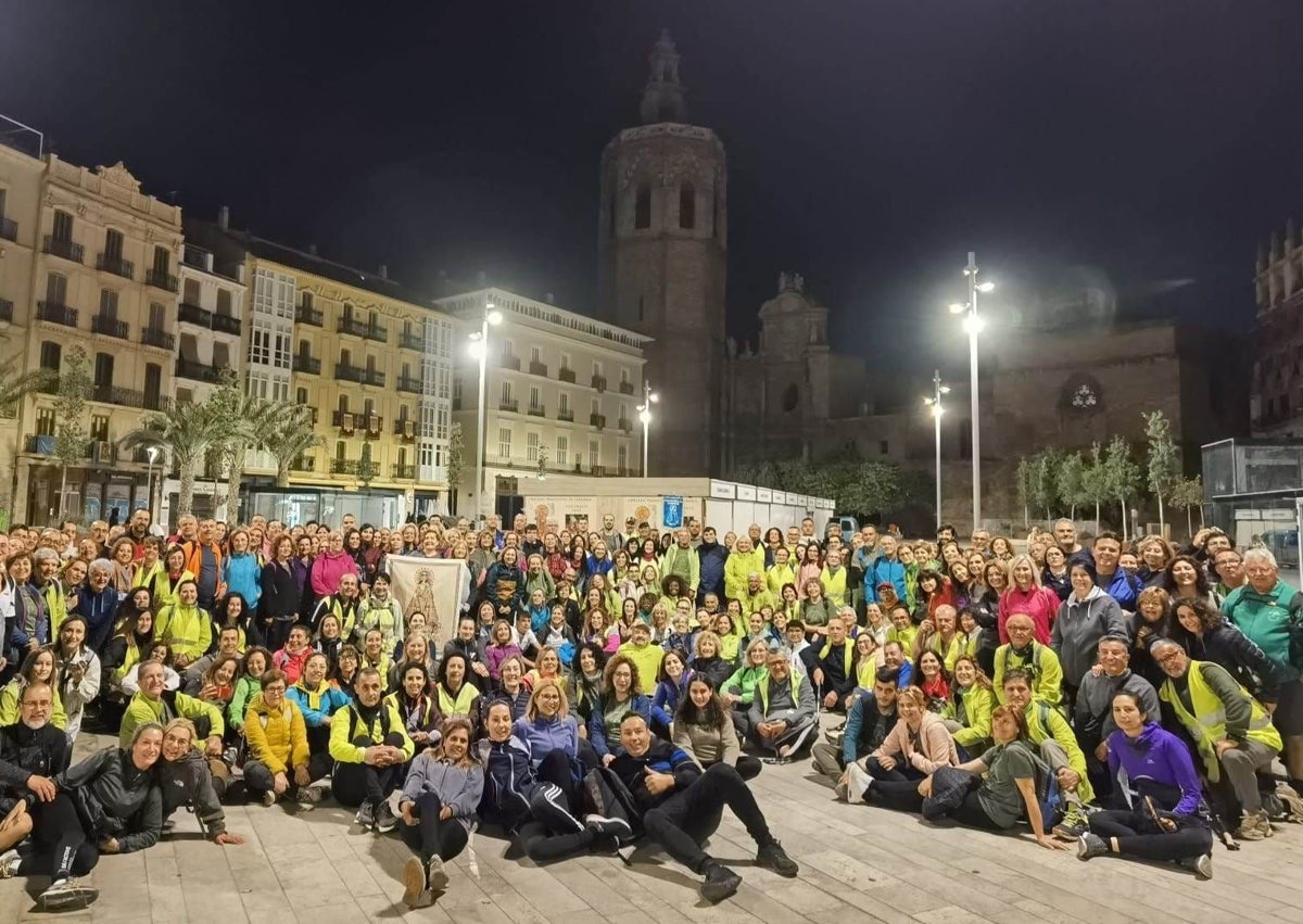 Imagen secundaria 1 - Grupo de caminantes de Villamarxant, de Sueca y de El Marquesat.