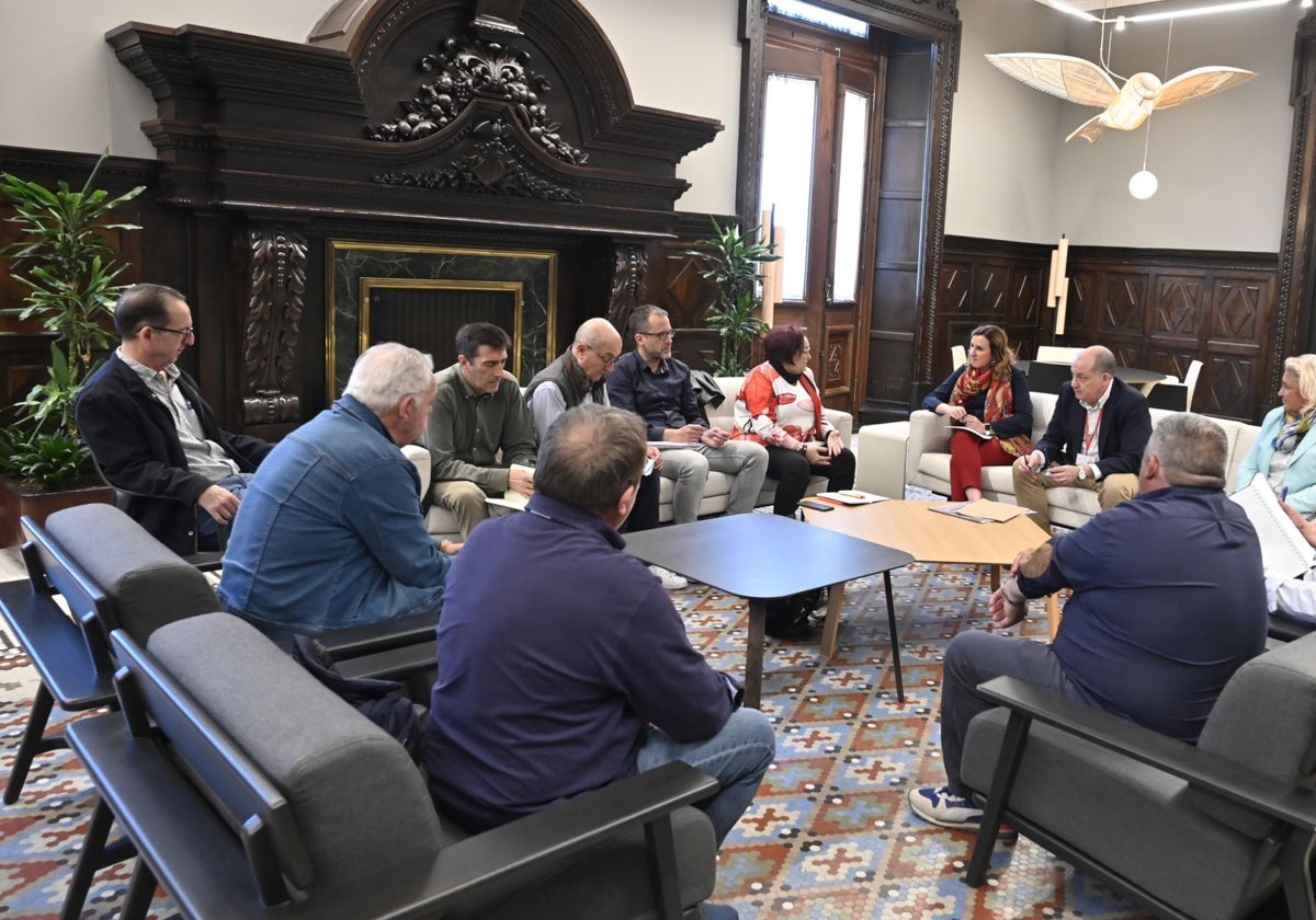 Representantes de la Federación de Vecinos de Valencia, en una reunión con la alcaldesa de Valencia, María José Catalá.