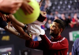 Novak Djokovic, firmando autógrafos en Roma.