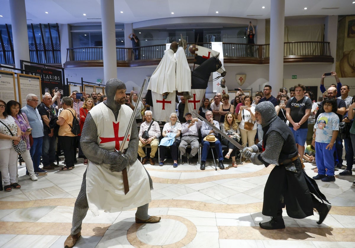 El combate de espadas a cargo de caballeros pertrechados con el ajuar básico de la era templaria en el Ateneo.