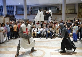 El combate de espadas a cargo de caballeros pertrechados con el ajuar básico de la era templaria en el Ateneo