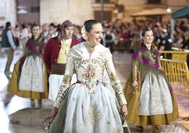 María Estela Arlandis, fallera mayor de Valencia 2024, durante la dansà de este viernes.