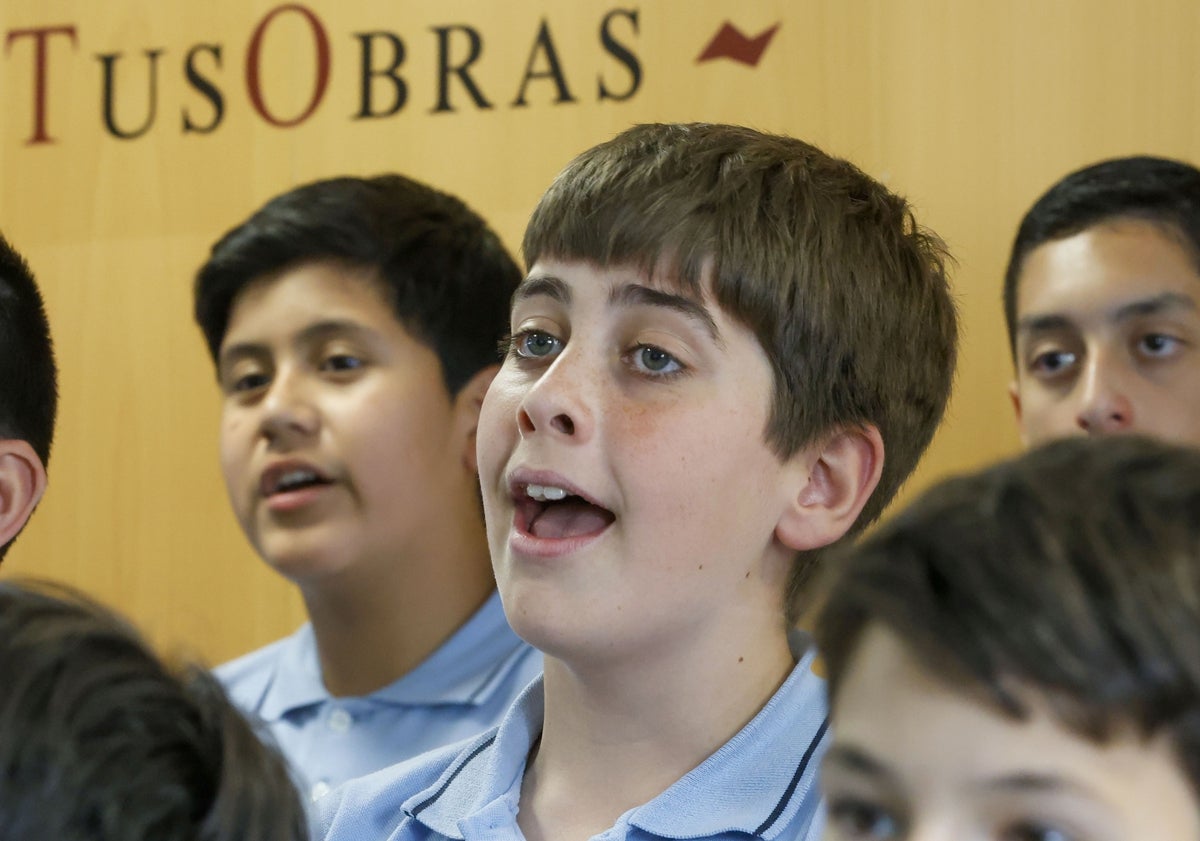 Imagen principal - Escolanes, durante uno de los ensayos previos a la fiesta.