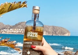 El vermut Jarabe de Palo frente al Cap d´Pr d Moraira.