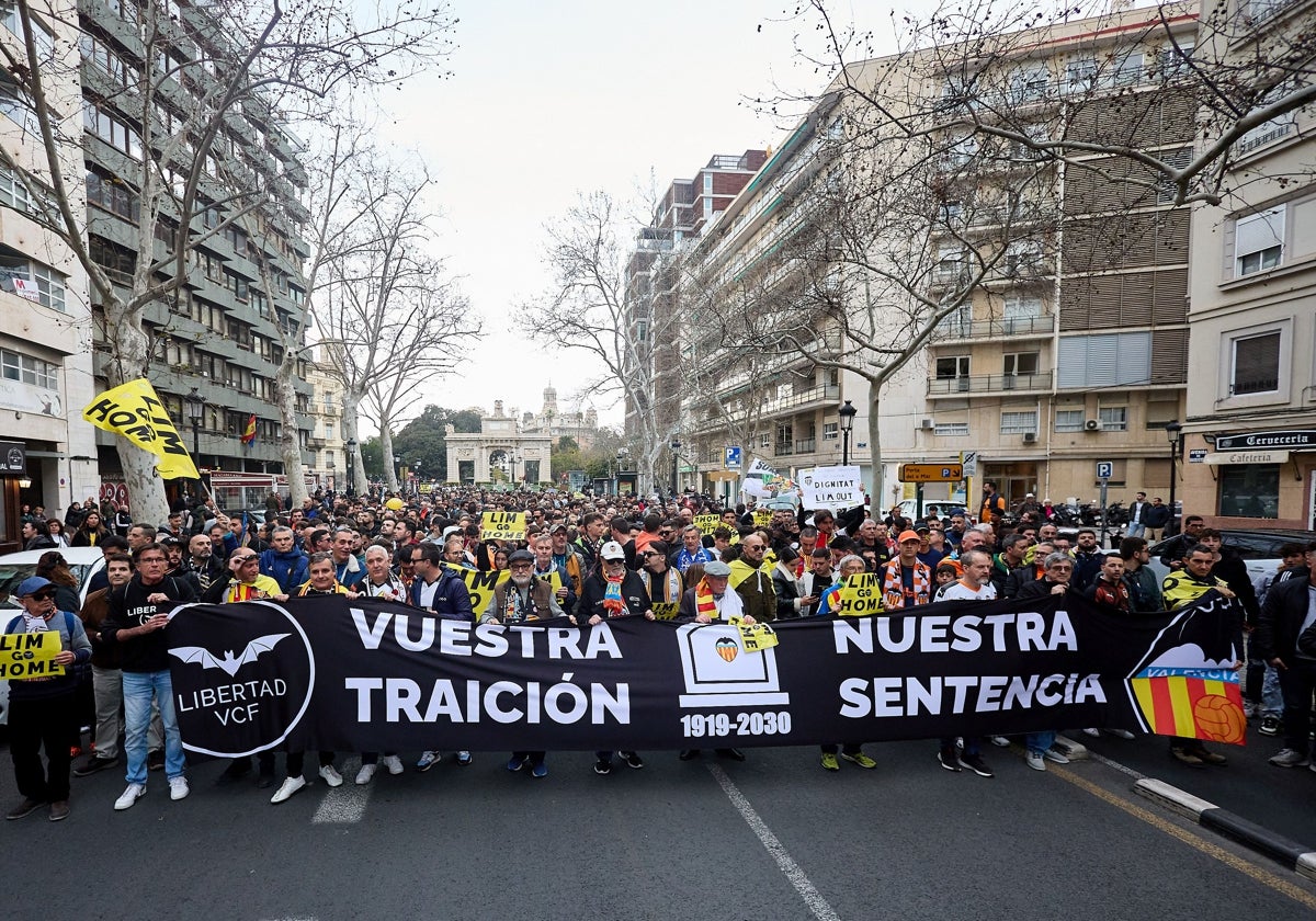 Manifestación contra Peter Lim.