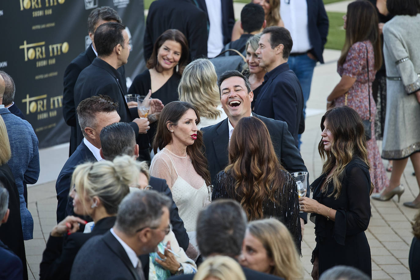 Los invitados disfrutaron de una copa en el jardín de Las Arenas antes de la cena.