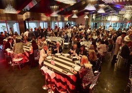 Vista del interior de la sala donde se celebró una cena con concierto de Estrella Morente