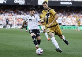 Diego López, presionando a Florian Lejeune.