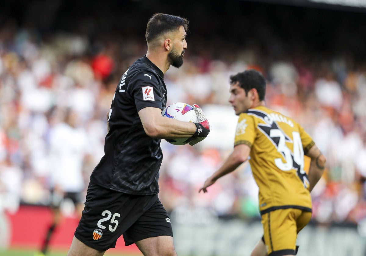 Mamardashvili atrapa el balón durante el partido ante el Rayo en Mestalla.