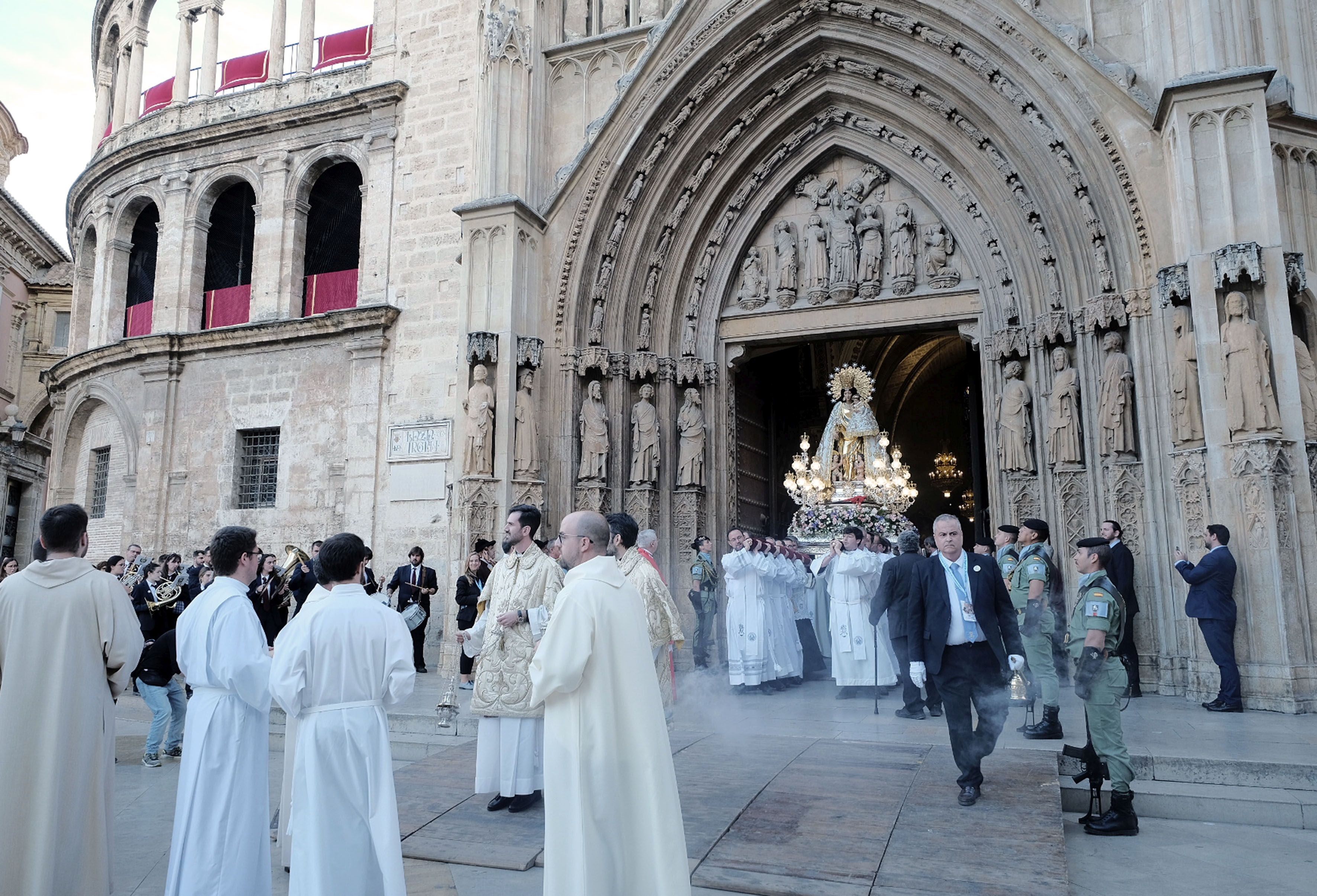Los valencianos viven la procesión de la Mare de Déu