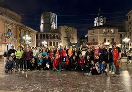 Club senderistas Les Rodanes de Villamarxant, a su llegada a la plaza de la Virgen.