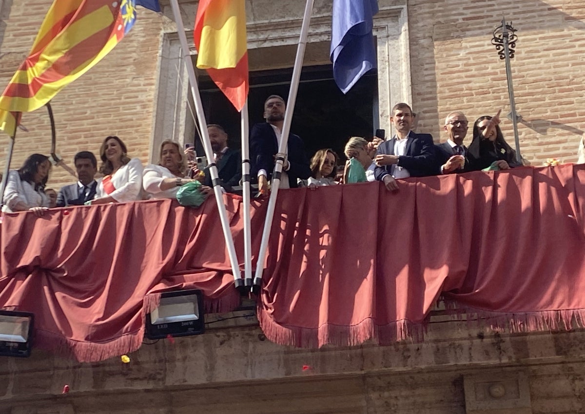 Imagen secundaria 1 - Elversador Rafa Ferrero, fallero de Reino de Valencia; palco de autoridades y Pere Borrego, presidente de Na Jordana, con su hijo.