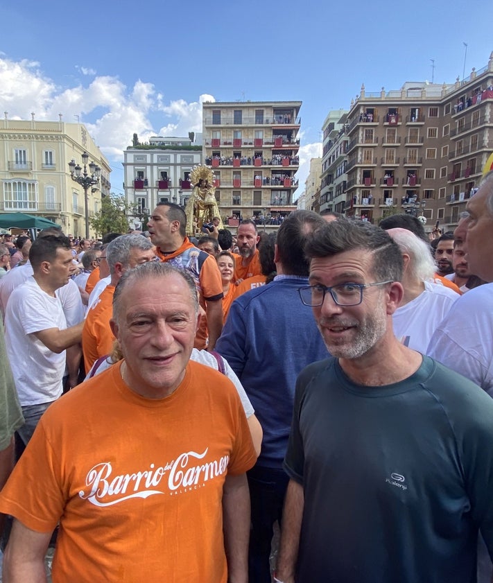 Imagen secundaria 2 - Elversador Rafa Ferrero, fallero de Reino de Valencia; palco de autoridades y Pere Borrego, presidente de Na Jordana, con su hijo.