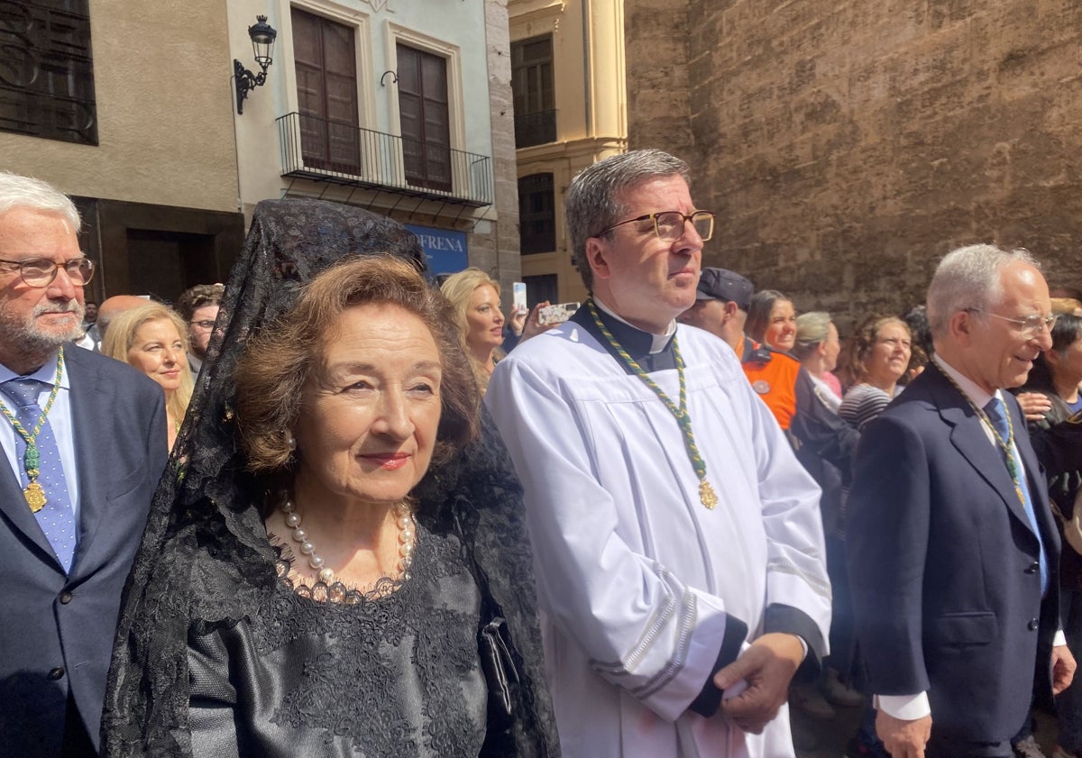 Imagen principal - El rector de la Basílica, Melchor Seguí, junto a la camarera de la Virgen, María Dolores Alfonso; Covadonga Balaguer (FMV 1989) y el joyero Argimiro Aguilar.