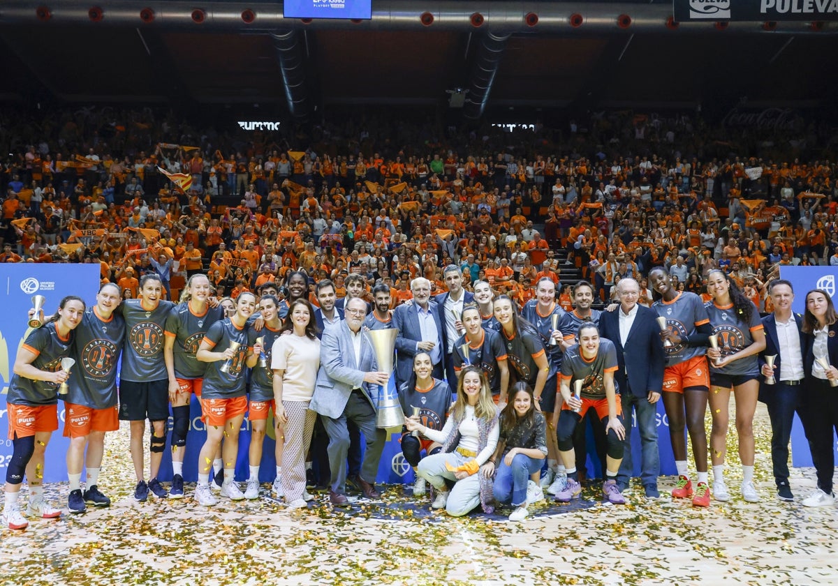 Juan Roig y Vicente Solá, con el trofeo, junto al cuerpo técnico y todas las jugadoras del Valencia Basket.