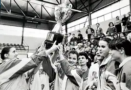 El primer título. El Dorna Godella abrió el palmarés valenciano en el basket femenino ganando la Copa de la Reina el 5 de mayo de 1991 en Vigo, con Miki Vukovic de entrenador.