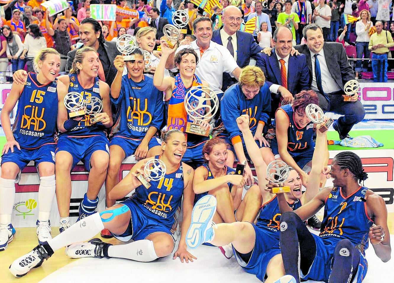 Equipo de leyenda. El Ros Casares conquistó ocho Ligas. En la foto celebra la de 2008 ganada en la Fonteta contra el Avenida.