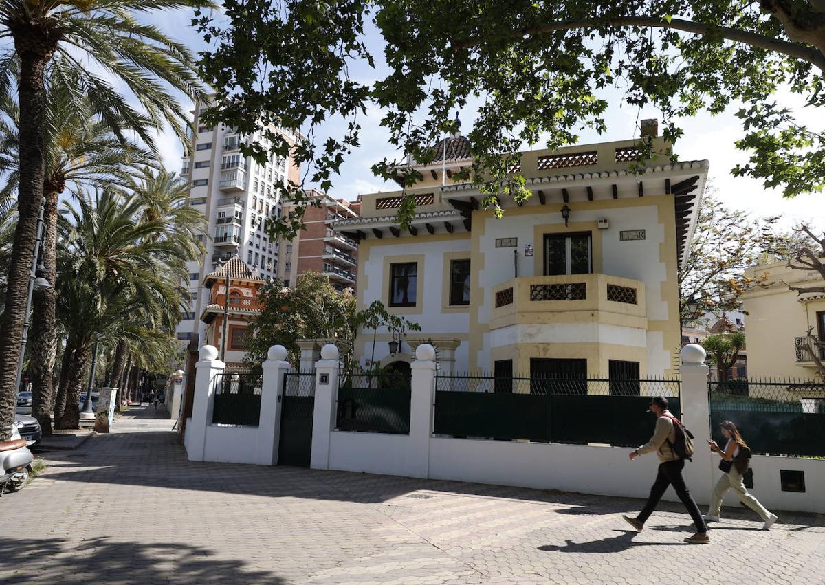 Imagen secundaria 1 - Algunas de las Casas de los Periodistas que se encuentran en la primera manzana de la avenida Blasco Ibáñez.