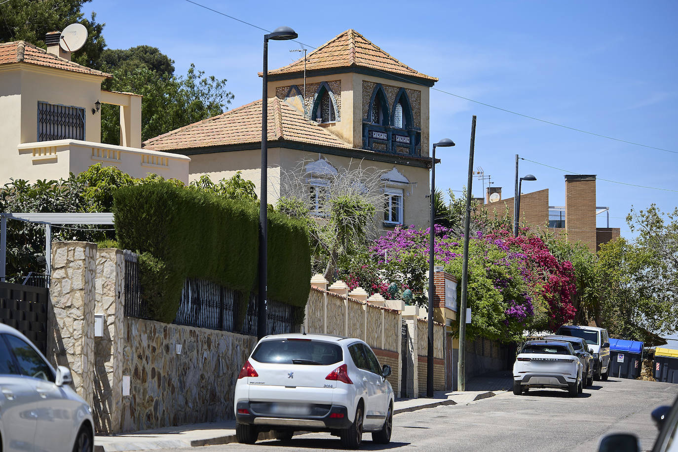 Una de las viviendas con torreta, una de las características arquitectónicas que se repite en el paisaje urbanístico de El Vedat.