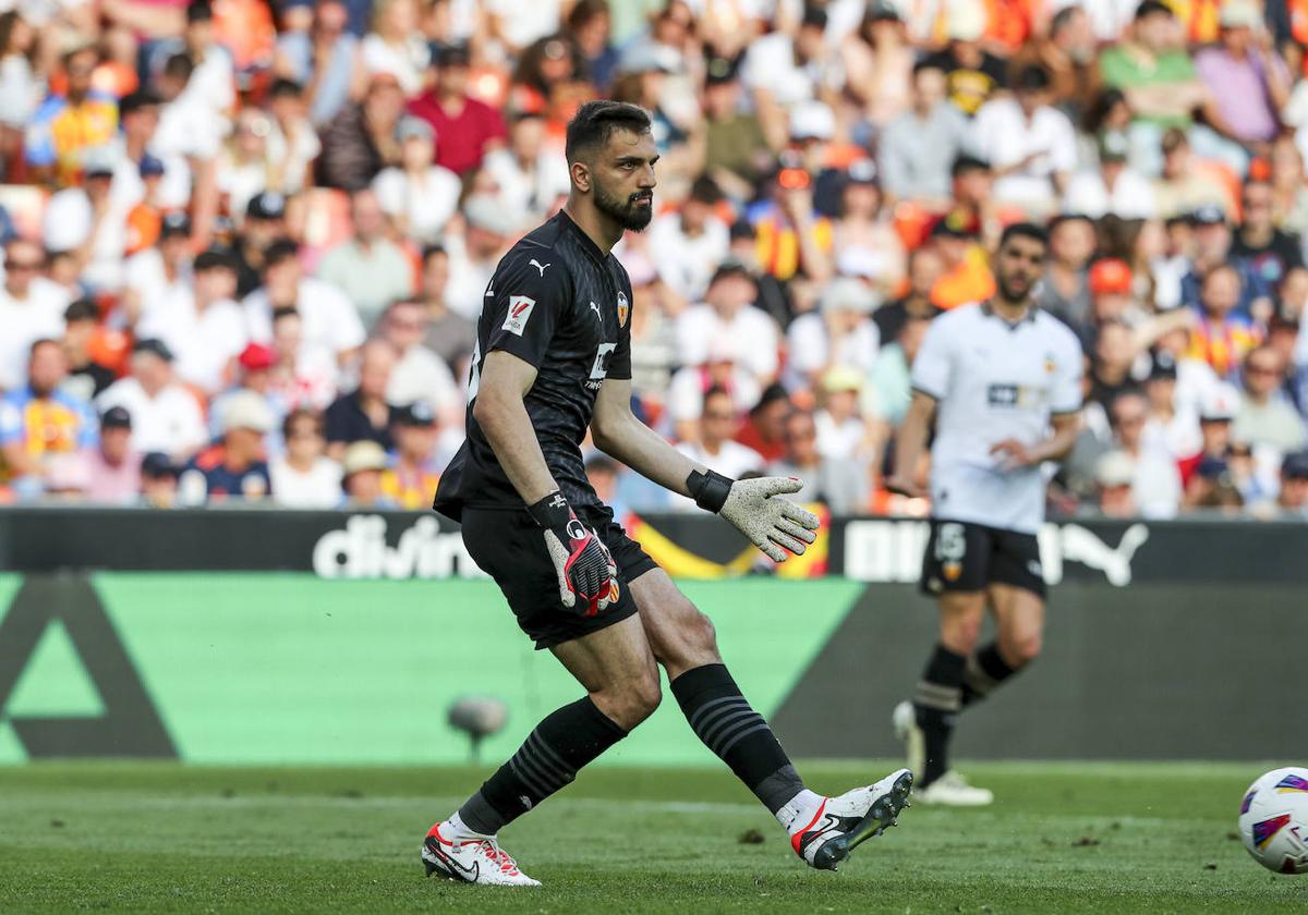 Giorgi Mamardashvili, ante el Rayo Vallecano.