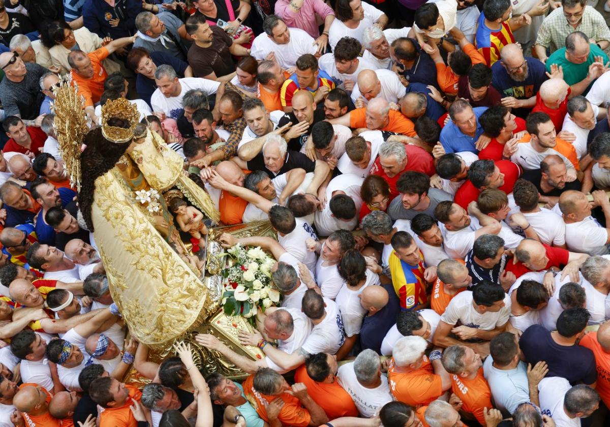 Grupo de Portaors, Eixidors y Seguidores de la Virgen, protegiendo la imagen de la Geperudeta.