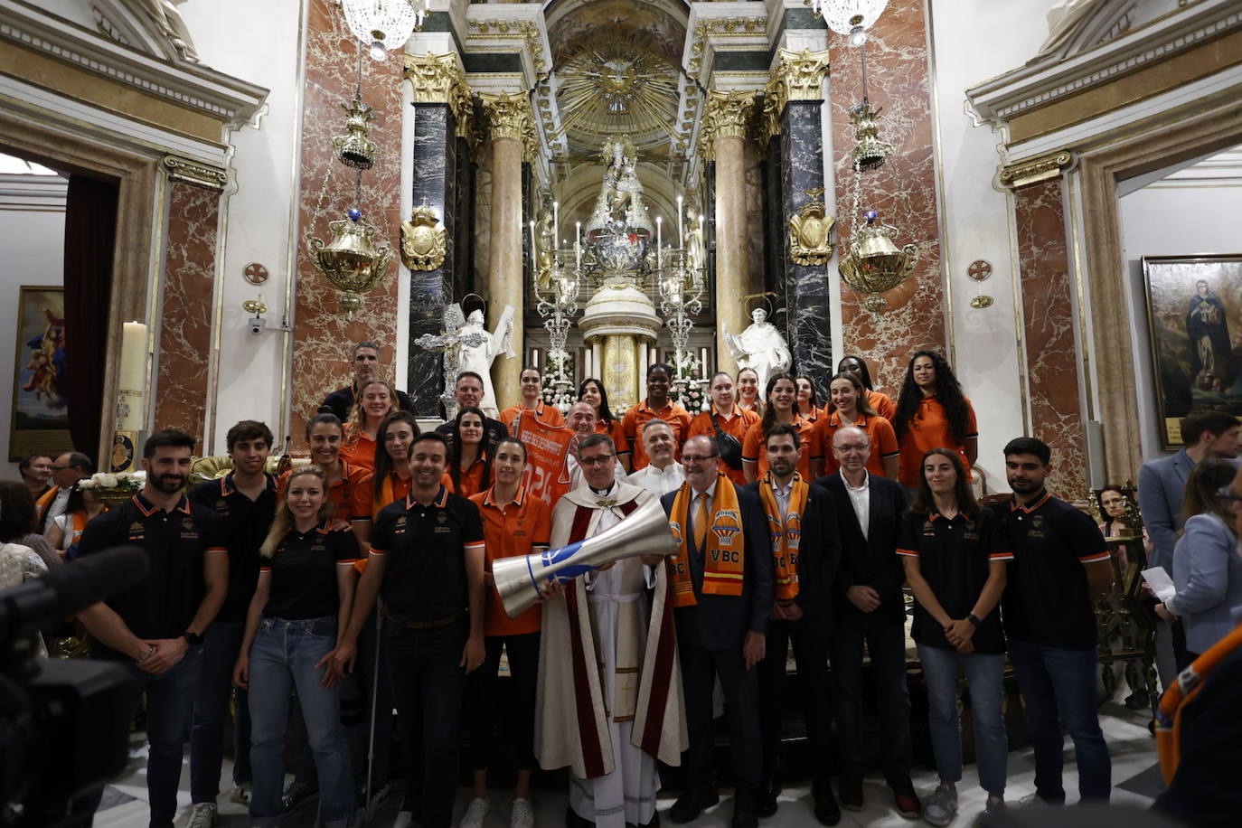 El Valencia Basket femenino celebra su segunda Liga