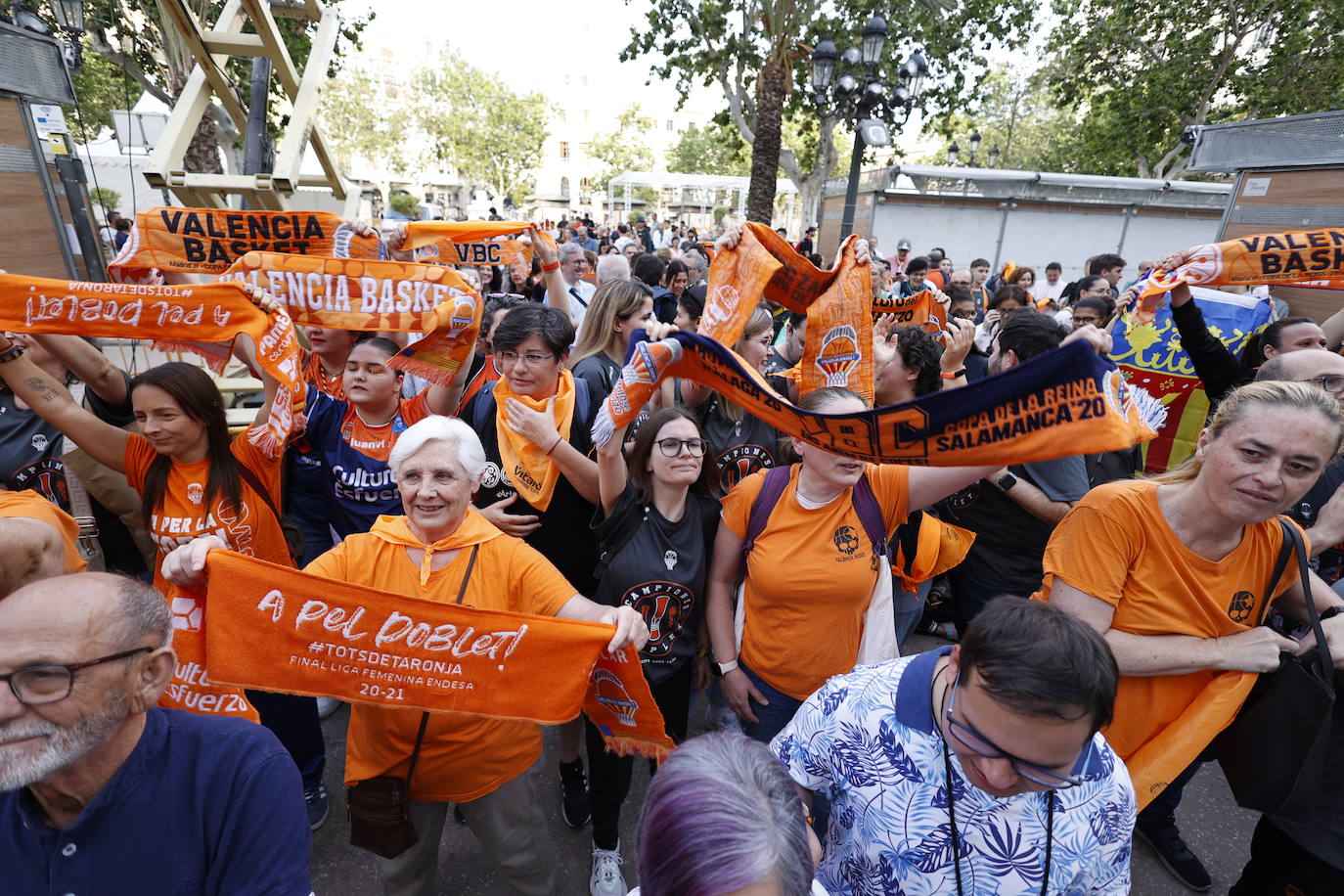 El Valencia Basket femenino celebra su segunda Liga