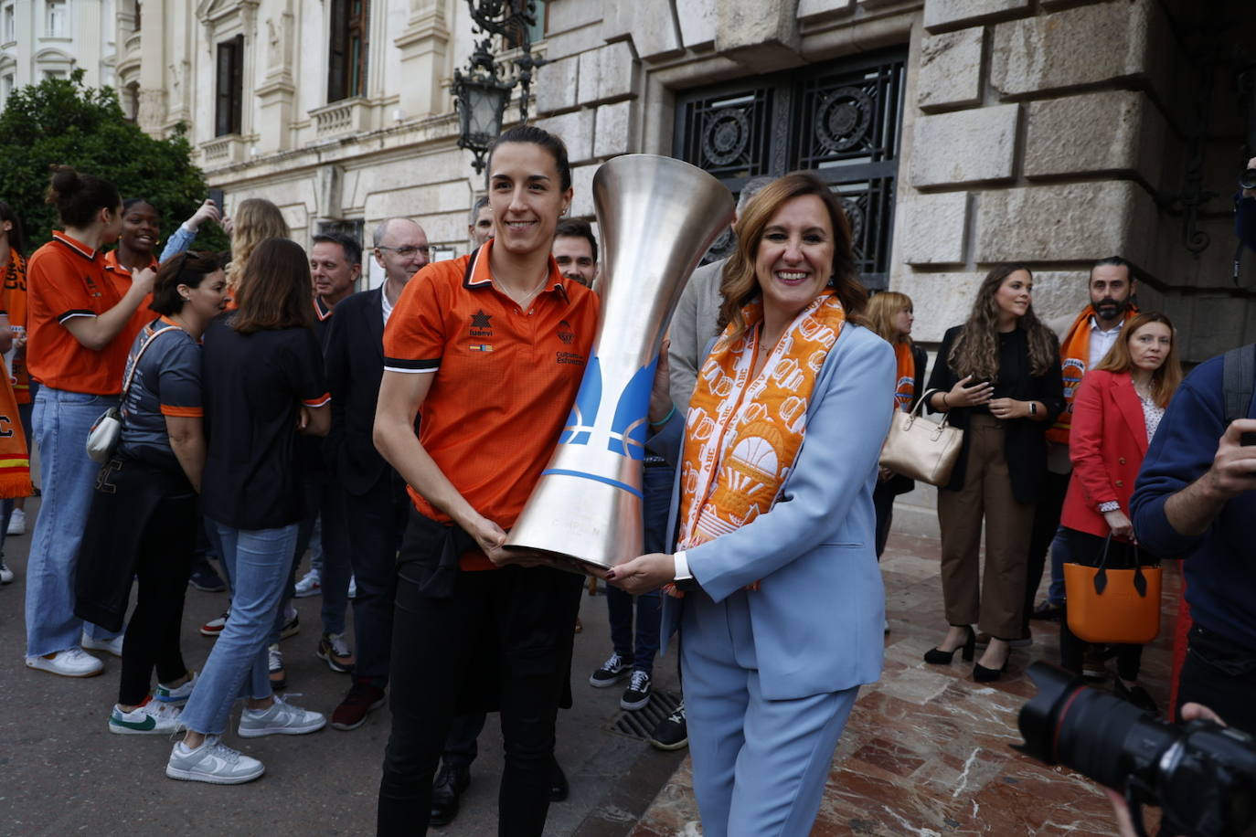 El Valencia Basket femenino celebra su segunda Liga