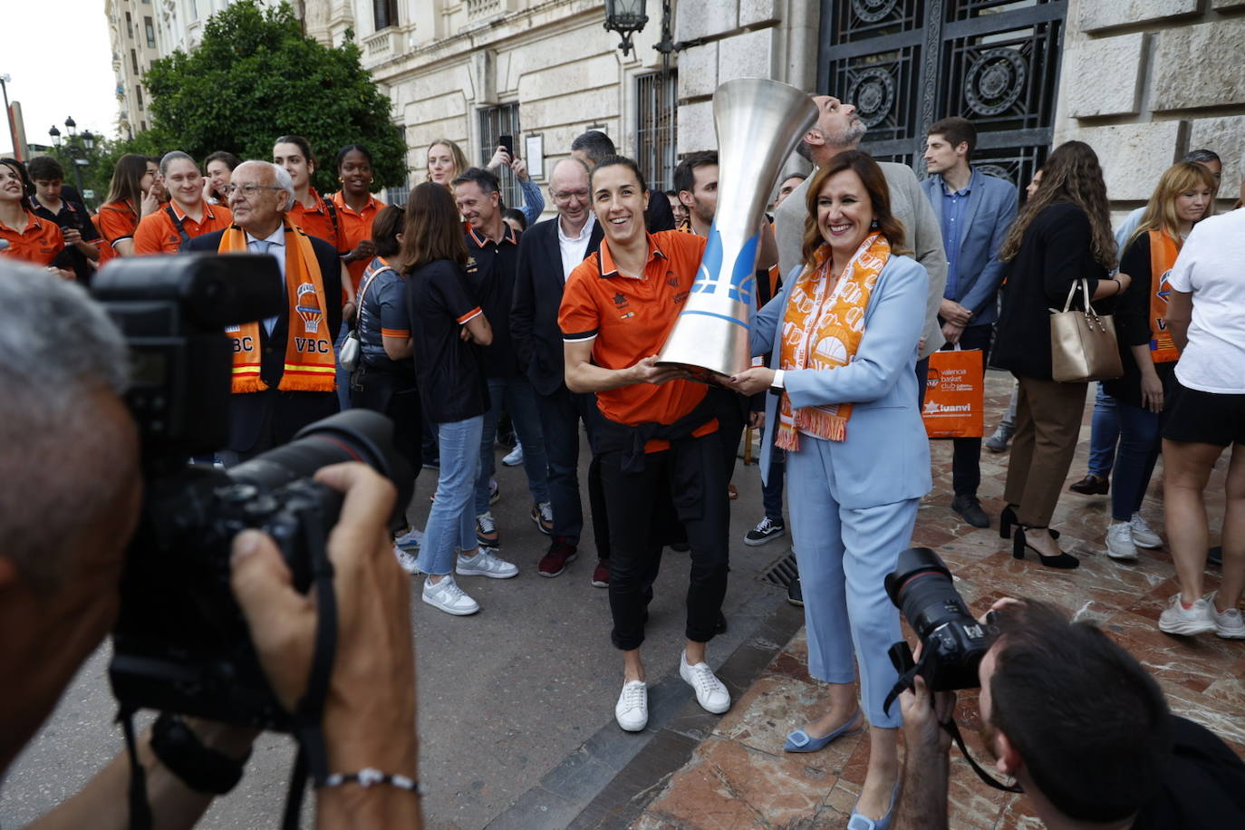 El Valencia Basket femenino celebra su segunda Liga